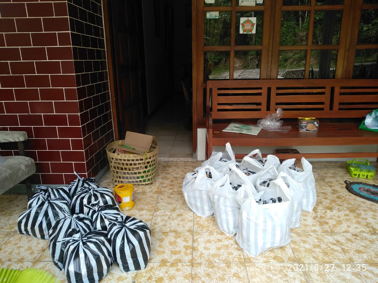 2 RT Isoman, Warga Ngaseman Kumpulkan Donasi